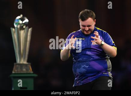 Luke Litttler reagiert während seines Spiels gegen Luke Humphries (nicht abgebildet) im Finale der Paddy Power World Darts Championship im Alexandra Palace, London. Bilddatum: Mittwoch, 3. Januar 2024. Stockfoto