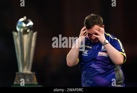 Luke Litttler reagiert während seines Spiels gegen Luke Humphries (nicht abgebildet) im Finale der Paddy Power World Darts Championship im Alexandra Palace, London. Bilddatum: Mittwoch, 3. Januar 2024. Stockfoto