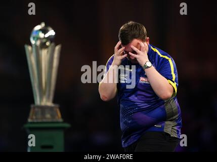 Luke Litttler reagiert während seines Spiels gegen Luke Humphries (nicht abgebildet) im Finale der Paddy Power World Darts Championship im Alexandra Palace, London. Bilddatum: Mittwoch, 3. Januar 2024. Stockfoto