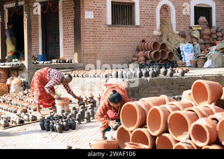 Kathmandu, Nepal, 20. November 2023: Arbeiter legen den Töpfer. potter wird sonnengetrocknet auf dem Talako Tole oder dem sogenannten Töpferplatz. Stockfoto