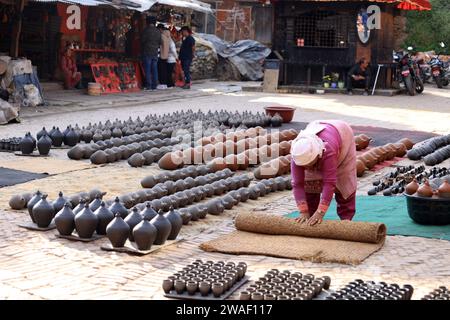 Kathmandu, Nepal, 20. November 2023: Arbeiter legen den Töpfer. potter wird sonnengetrocknet auf dem Talako Tole oder dem sogenannten Töpferplatz. Stockfoto