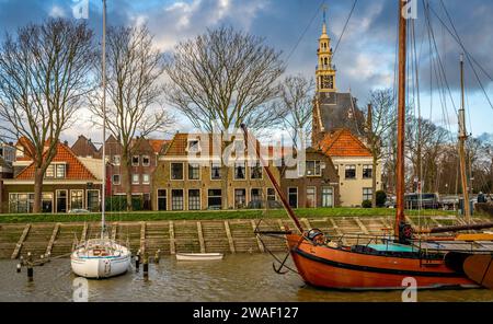 Stadtbild von Hoorn, Niederlande, Blick auf den Yachthafen und den historischen Hoofdtoren-Turm Stockfoto