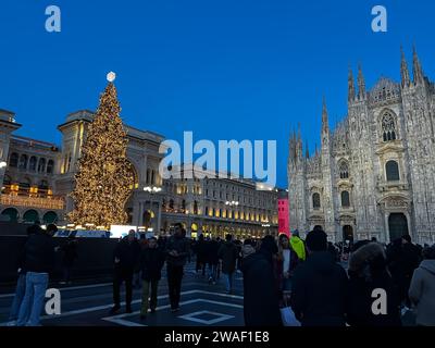 Ein beleuchteter Weihnachtsbaum vor dem Duomo di Milano bei Nacht in Mailand, Italien, 12. Dezember 2023 Stockfoto