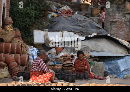 Kathmandu, Nepal, 20. November 2023: Arbeiter legen den Töpfer. potter wird sonnengetrocknet auf dem Talako Tole oder dem sogenannten Töpferplatz. Stockfoto