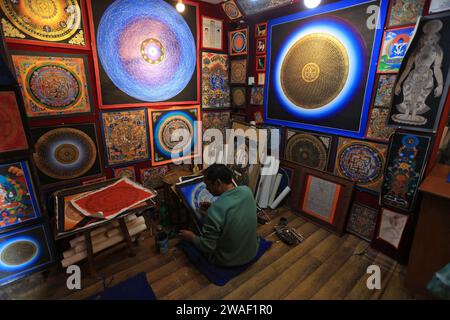 Kathmandu, Nepal – 20. November 2023: Die Arbeit von Künstlern in Thangka Stores wird auf dem Bhaktapur Durbar Square eröffnet. Thangka ist ein traditionelles tibetisch-buddhistisches Pai Stockfoto