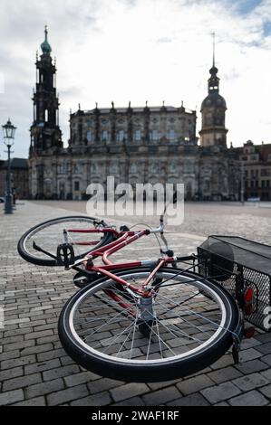 Dresden, Deutschland. Januar 2024. Ein Fahrrad liegt auf dem Gelände am Theaterplatz vor der Hofkirche (l) und dem Hausmannsturm. Robert Michael/dpa/Alamy Live News Stockfoto