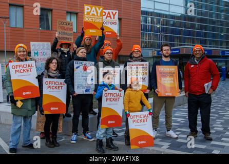 London, Großbritannien. Januar 2023. Juniorärzte streiken vor dem Royal London Hospital in Whitechapel. Das ist der zweite Tag ihres sechstägigen Streiks. Quelle: Mark Thomas/Alamy Live News Stockfoto