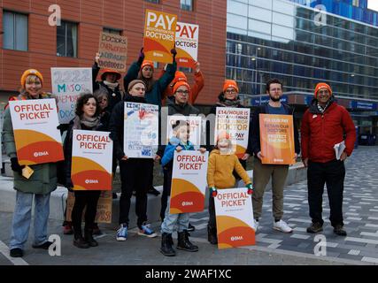 London, Großbritannien. Januar 2023. Juniorärzte streiken vor dem Royal London Hospital in Whitechapel. Das ist der zweite Tag ihres sechstägigen Streiks. Quelle: Mark Thomas/Alamy Live News Stockfoto