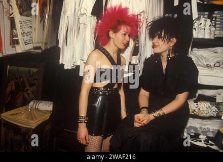 Punk Teenager-Mädchen kaufen Assistenten in Boy a Punk Clothes Shop Boutique in 153 Kings Road, Chelsea 1980s UK. Chelsea, London, England 1983 HOMER SYKES Stockfoto