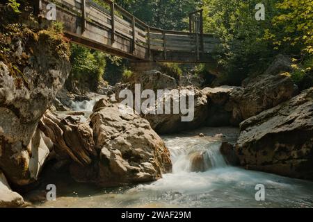 Hölzerne Brücke über die Seisenbergklamm-Schlucht in Weissbach bei Lofer, Österreich, mit zerklüfteten Felsen Stockfoto