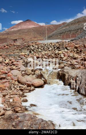 Strom verschmutzt durch Bergbauaktivitäten und Mineralaufbereitung, Cerro Rico im Hintergrund, Potosi, Bolivien Stockfoto