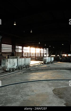 Kohlewagen in einer großen Halle in einem Bergwerk im Ruhrgebiet Stockfoto