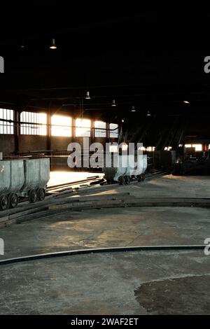 Kohlewagen in einer großen Halle in einem Bergwerk im Ruhrgebiet Stockfoto