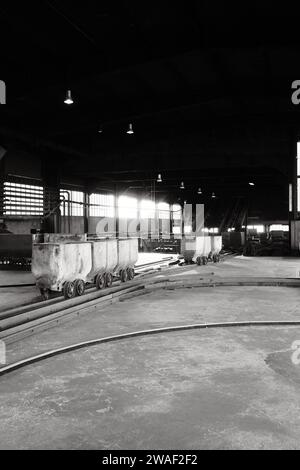 Kohlewagen in einer großen Halle in einem Bergwerk im Ruhrgebiet Stockfoto