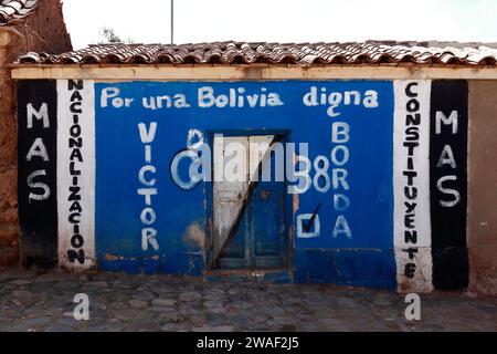 Wahlpropaganda in Parteifarben zeigt Unterstützung für den Kandidaten der MAS-Partei Victor Borda an der Wand eines rustikalen Hauses in Potosi, Bolivien. Borda wurde 2006 in die bolivianische konstituierende Versammlung / Asamblea Constituyente (deren Aufgabe es war, eine neue Verfassung zu entwerfen) gewählt, kurz nachdem die MAS-Partei das erste Mal an die Macht kam. Später wurde er ab 2015-2020 als Abgeordneter für die MAS-Partei gewählt und war 2019 Präsident der Abgeordnetenkammer. Stockfoto