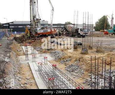 Krakau. Krakau. Polen. Krakau, Malopolska, Polen - 07.25.2013: Schwerer Rammbohrer und Kran auf der Baustelle. Die Stütze für die Stütze des Masts anbringen Stockfoto