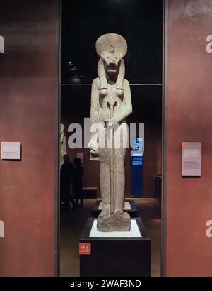 TURIN, ITALIEN - CA. DEZEMBER 2022: Statue der Göttin Sekhmet Tochter der Sonne im Museum Egizio Übersetzung Ägyptisches Museum Stockfoto