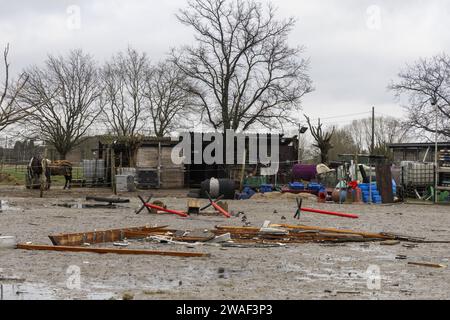 Putte, Belgien. Januar 2024. Trümmer, die am Donnerstag, dem 4. Januar 2024, in Putte und Sint-Katelijne-Waver am Tatort abgebildet wurden, nachdem gestern ein Wirbelwind in der Region verheert hatte. BELGA FOTO NICOLAS MAETERLINCK Credit: Belga News Agency/Alamy Live News Stockfoto