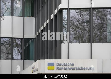 Logo und Schriftzug der Deutschen Rentenversicherung in einem Bürogebäudekomplex der Versicherungsgesellschaft Koblenz Rheinland-Pfalz. Stockfoto