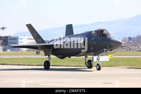 Ein Kampfflugzeug der italienischen Luftwaffe vom Typ Lockheed Martin F-35A Lightning II auf dem Militärflugplatz Emmen. Ein Kampfflugzeug der italienischen Luftwaffe vom Typ Lockheed Martin F-35A Lightning II auf dem Militärflugplatz Emmen. Emmen Kanton Luzern Schweiz *** Ein Lockheed Martin F 35A Lightning II Jagdflugzeug der italienischen Luftwaffe auf dem Militärflugplatz Emmen Ein Lockheed Martin F 35A Lightning II Jagdflugzeug der italienischen Luftwaffe auf dem Militärflugplatz Emmen Kanton Luzern Schweiz Stockfoto