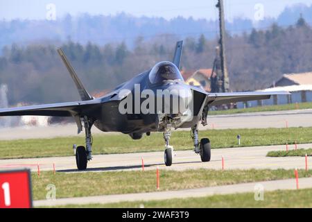 Ein Kampfflugzeug der italienischen Luftwaffe vom Typ Lockheed Martin F-35A Lightning II auf dem Militärflugplatz Emmen. Ein Kampfflugzeug der italienischen Luftwaffe vom Typ Lockheed Martin F-35A Lightning II auf dem Militärflugplatz Emmen. Emmen Kanton Luzern Schweiz *** Ein Lockheed Martin F 35A Lightning II Jagdflugzeug der italienischen Luftwaffe auf dem Militärflugplatz Emmen Ein Lockheed Martin F 35A Lightning II Jagdflugzeug der italienischen Luftwaffe auf dem Militärflugplatz Emmen Kanton Luzern Schweiz Stockfoto