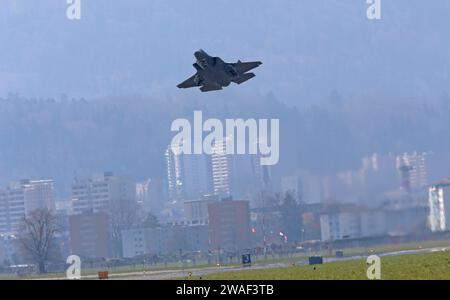 Ein Kampfflugzeug der italienischen Luftwaffe vom Typ Lockheed Martin F-35A Lightning II startete vom Militärflugplatz Emmen. Ein Kampfflugzeug der italienischen Luftwaffe vom Typ Lockheed Martin F-35A Lightning II auf dem Militärflugplatz Emmen. Emmen Kanton Luzern Schweiz *** Ein Lockheed Martin F 35A Lightning II Jagdflugzeug der italienischen Luftwaffe startet vom Militärflugplatz Emmen Ein Lockheed Martin F 35A Lightning II Jagdflugzeug der italienischen Luftwaffe auf dem Militärflugplatz Emmen Kanton Luzern Schweiz Stockfoto