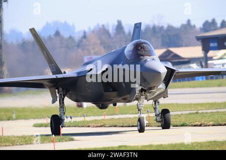 Ein Kampfflugzeug der italienischen Luftwaffe vom Typ Lockheed Martin F-35A Lightning II auf dem Militärflugplatz Emmen. Ein Kampfflugzeug der italienischen Luftwaffe vom Typ Lockheed Martin F-35A Lightning II auf dem Militärflugplatz Emmen. Emmen Kanton Luzern Schweiz *** Ein Lockheed Martin F 35A Lightning II Jagdflugzeug der italienischen Luftwaffe auf dem Militärflugplatz Emmen Ein Lockheed Martin F 35A Lightning II Jagdflugzeug der italienischen Luftwaffe auf dem Militärflugplatz Emmen Kanton Luzern Schweiz Stockfoto