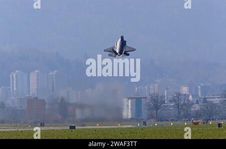 Ein Kampfflugzeug der italienischen Luftwaffe vom Typ Lockheed Martin F-35A Lightning II startete mit Nachbrenner vom Militärflugplatz Emmen. Ein Kampfflugzeug der italienischen Luftwaffe vom Typ Lockheed Martin F-35A Lightning II auf dem Militärflugplatz Emmen. Emmen Kanton Luzern Schweiz *** Ein Lockheed Martin F 35A Lightning II Jagdflugzeug der italienischen Luftwaffe startet mit Nachbrenner vom Militärflugplatz Emmen Ein Lockheed Martin F 35A Lightning II Jagdflugzeug der italienischen Luftwaffe auf dem Militärflugplatz Emmen Kanton Luzern Schweiz Stockfoto