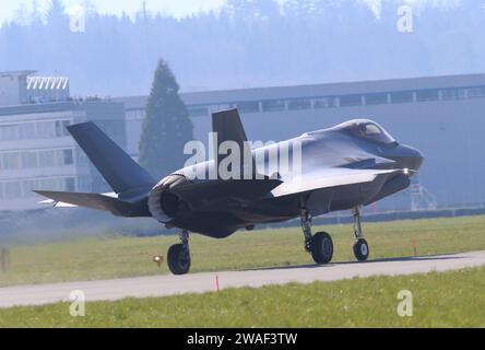 Ein Kampfflugzeug der italienischen Luftwaffe vom Typ Lockheed Martin F-35A Lightning II auf dem Militärflugplatz Emmen. Ein Kampfflugzeug der italienischen Luftwaffe vom Typ Lockheed Martin F-35A Lightning II auf dem Militärflugplatz Emmen. Emmen Kanton Luzern Schweiz *** Ein Lockheed Martin F 35A Lightning II Jagdflugzeug der italienischen Luftwaffe auf dem Militärflugplatz Emmen Ein Lockheed Martin F 35A Lightning II Jagdflugzeug der italienischen Luftwaffe auf dem Militärflugplatz Emmen Kanton Luzern Schweiz Stockfoto