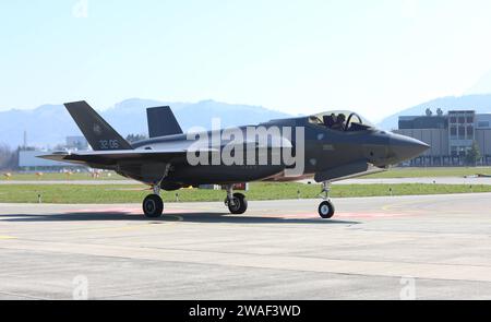 Ein Kampfflugzeug der italienischen Luftwaffe vom Typ Lockheed Martin F-35A Lightning II auf dem Militärflugplatz Emmen. Ein Kampfflugzeug der italienischen Luftwaffe vom Typ Lockheed Martin F-35A Lightning II auf dem Militärflugplatz Emmen. Emmen Kanton Luzern Schweiz *** Ein Lockheed Martin F 35A Lightning II Jagdflugzeug der italienischen Luftwaffe auf dem Militärflugplatz Emmen Ein Lockheed Martin F 35A Lightning II Jagdflugzeug der italienischen Luftwaffe auf dem Militärflugplatz Emmen Kanton Luzern Schweiz Stockfoto