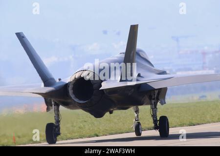 Ein Kampfflugzeug der italienischen Luftwaffe vom Typ Lockheed Martin F-35A Lightning II auf dem Militärflugplatz Emmen. Ein Kampfflugzeug der italienischen Luftwaffe vom Typ Lockheed Martin F-35A Lightning II auf dem Militärflugplatz Emmen. Emmen Kanton Luzern Schweiz *** Ein Lockheed Martin F 35A Lightning II Jagdflugzeug der italienischen Luftwaffe auf dem Militärflugplatz Emmen Ein Lockheed Martin F 35A Lightning II Jagdflugzeug der italienischen Luftwaffe auf dem Militärflugplatz Emmen Kanton Luzern Schweiz Stockfoto