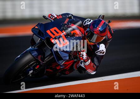 Der spanische MotoGP-Fahrer Marc Marquez mit dem neuen Ducati des Gresini Racing Teams, als er es zum ersten Mal auf dem Ricardo Tormo Circuit in Cheste testete Stockfoto