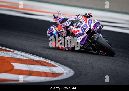 Jorge Martin, spanischer MotoGP-Fahrer von Pramac Racing, streift auf dem Boden in eine der Kurven des Ricardo Tormo Circuit Stockfoto