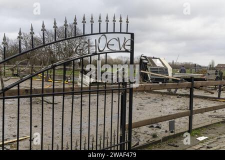 Putte, Belgien. Januar 2024. Trümmer, die am Donnerstag, dem 4. Januar 2024, in Putte und Sint-Katelijne-Waver am Tatort abgebildet wurden, nachdem gestern ein Wirbelwind in der Region verheert hatte. BELGA FOTO NICOLAS MAETERLINCK Credit: Belga News Agency/Alamy Live News Stockfoto