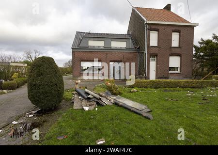 Putte, Belgien. Januar 2024. Trümmer, die am Donnerstag, dem 4. Januar 2024, in Putte und Sint-Katelijne-Waver am Tatort abgebildet wurden, nachdem gestern ein Wirbelwind in der Region verheert hatte. BELGA FOTO NICOLAS MAETERLINCK Credit: Belga News Agency/Alamy Live News Stockfoto