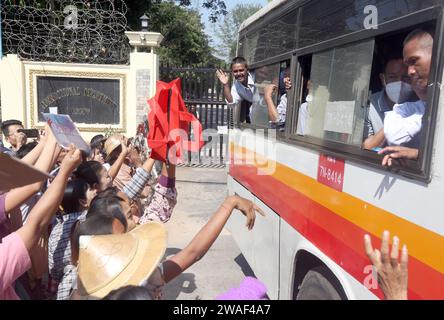 Yangon, Myanmar. Januar 2024. Ein Bus mit Gefangenen, die am 76 ...