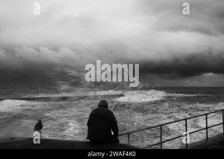 Waiting for Fish | Porthleven Pier in Storm Ciaran, Cornwall, Großbritannien Oktober 2023 Stockfoto