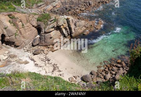 Türkisfarbenes Wasser in Porthgwarra Cove, Cornwall Stockfoto