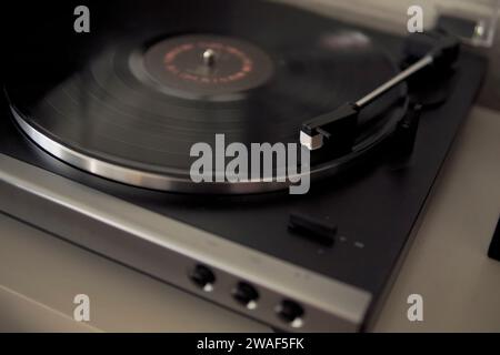 Plattenspieler mit Vinylspielen im Innenbereich Stockfoto