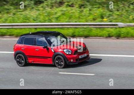 2023 Red Mini Cooper S Sport Auto 178 Steptronic Auto Start/Stopp Auto Heckklappe 1998 ccm, 3-türige MINI Heckklappe Stockfoto