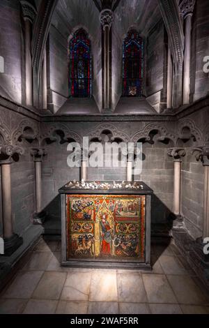 Detail eines der sekundären Altäre in einem der Flügel des Nidaros-Domgebäudes, das sich im historischen Teil von Trondhem befindet. Dieses Denkmal ist ein majestätisches gotisches Gebäude, das 1070 über dem Grabmal von St. Olaf erbaut wurde. Es ist bekannt für seine beeindruckende Architektur, mit einer reich verzierten Fassade und einer Mischung von Stilen über die Jahrhunderte. Das Innere beherbergt einen hervorragenden Altaraufsatz und Buntglasfenster. Neben seiner religiösen Bedeutung war es der Krönungsort der norwegischen Monarchen und ein Wallfahrtsziel. Die zentrale Lage und die charmante Umgebung machen das Hotel zu einem Stockfoto