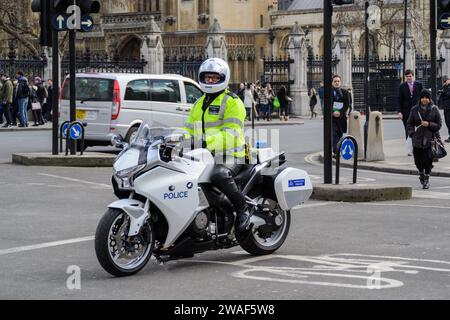 Westminster, London, Großbritannien - 4. Februar 2015: Das Motorrad der Metropolitan Police der Special Escort Group (SEG) hielt in der Nähe der Houses of Parliament. Stockfoto