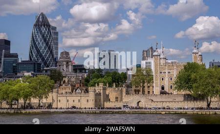 London, UK - 19. Juli 2011: Der Tower of London von der Themse aus gesehen mit dem Gherkin und dem Port of London Authority Building. Stockfoto