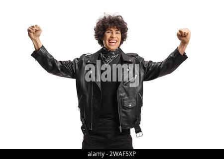 Aufgeregter junger Mann in einer Lederjacke und einem schwarzen Schal, der Glück auf weißem Hintergrund gezaubert Stockfoto