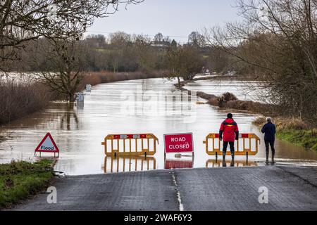 Der Fluss Avon überflutete im Januar 2024 auf der Straße zur Eckington Bridge in Worcestershire, England Stockfoto