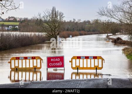 Der Fluss Avon überflutete im Januar 2024 auf der Straße zur Eckington Bridge in Worcestershire, England Stockfoto