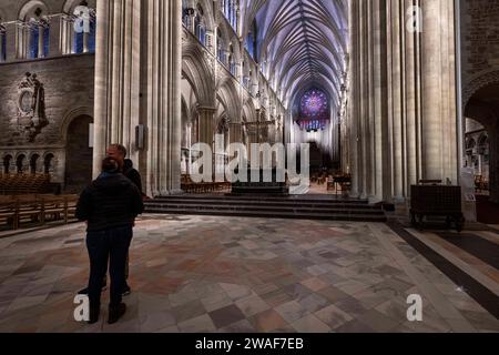 7. November 2023, Trondheim, TrÃ¸ndelag, Norwegen: Details des Altars und der verschiedenen Kuppeln und Dächer, aus denen die architektonische Struktur der Nidaros-Kathedrale besteht, die sich im historischen Viertel von Trondhem befindet. Dieses Denkmal ist ein majestätisches gotisches Gebäude, das 1070 über dem Grabmal von St. Olaf erbaut wurde. Es ist bekannt für seine beeindruckende Architektur, mit einer reich verzierten Fassade und einer Mischung von Stilen über die Jahrhunderte. Das Innere beherbergt einen hervorragenden Altaraufsatz und Buntglasfenster. Neben seiner religiösen Bedeutung war es Krönungsort der norwegischen Monarchen und ist ein Pil Stockfoto