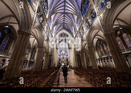 7. November 2023, Trondheim, TrÃ¸ndelag, Norwegen: Details des Altars und der verschiedenen Kuppeln und Dächer, aus denen die architektonische Struktur der Nidaros-Kathedrale besteht, die sich im historischen Viertel von Trondhem befindet. Dieses Denkmal ist ein majestätisches gotisches Gebäude, das 1070 über dem Grabmal von St. Olaf erbaut wurde. Es ist bekannt für seine beeindruckende Architektur, mit einer reich verzierten Fassade und einer Mischung von Stilen über die Jahrhunderte. Das Innere beherbergt einen hervorragenden Altaraufsatz und Buntglasfenster. Neben seiner religiösen Bedeutung war es Krönungsort der norwegischen Monarchen und ist ein Pil Stockfoto