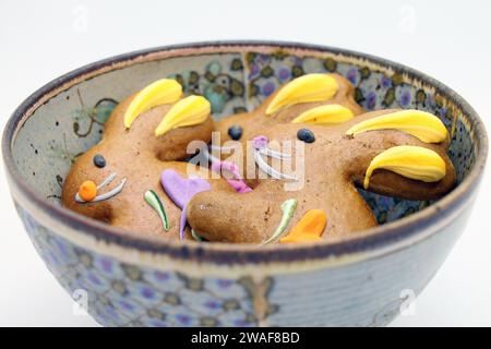 Osterkuchen in Form eines Hasen in einer Schüssel. Blick von oben. Stockfoto