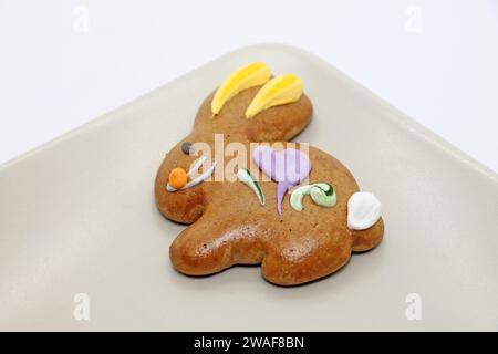 Osterkeks in Form eines Hasen auf dem Teller Nahaufnahme. Studio-Aufnahme. Stockfoto